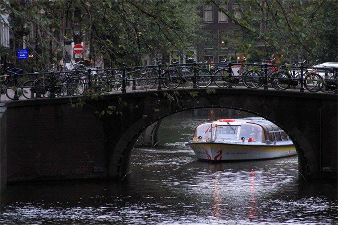 Brücke in einer Gracht mit Boot