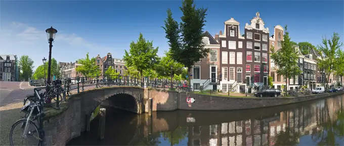 Amsterdam: Typische Gracht mit Brücke, Fahrrädern und Grachtenhäusern