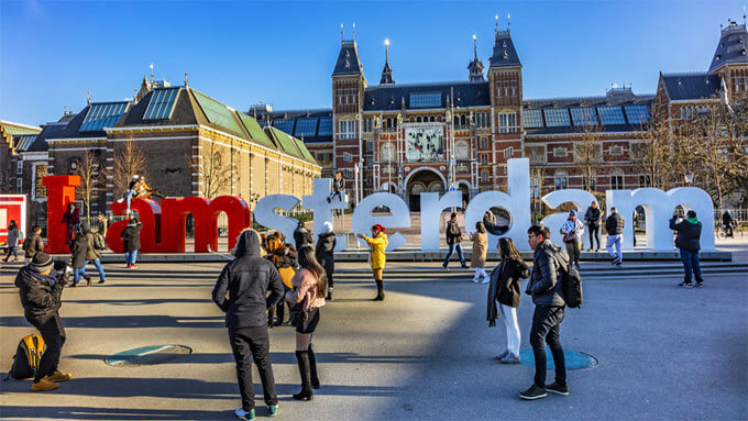 Besucher vor I amsterdam Schrift vor dem Rijksmuseum