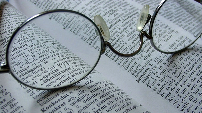 Brille auf Buch