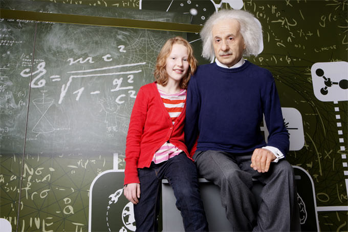 Wachsfigur von Einstein mit Besuch