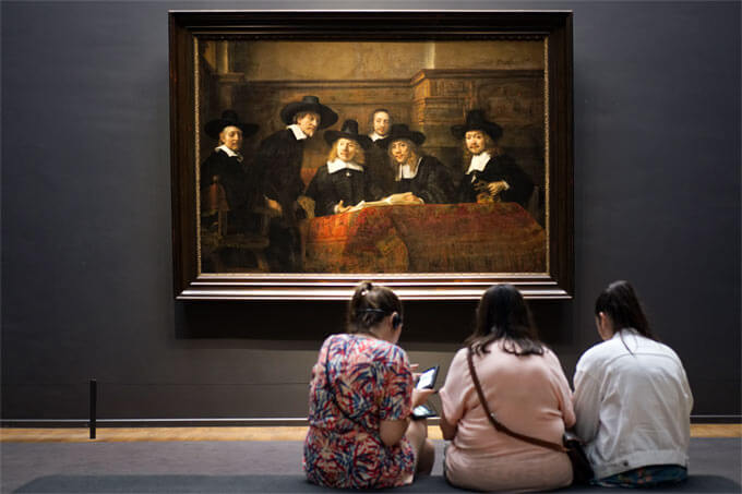 3 Mädchen vor Rembrandt Gemälde
